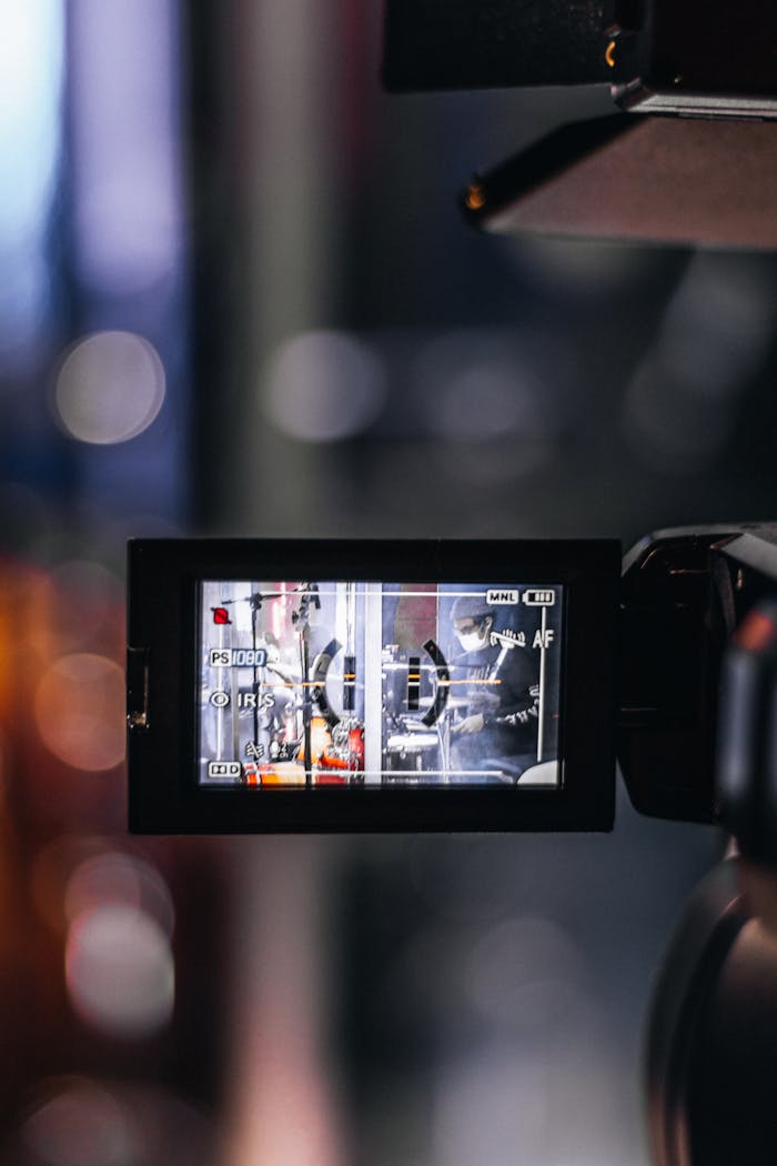 services-02 Close-up view of a camera screen filming a studio setup in Curitiba, Brazil.